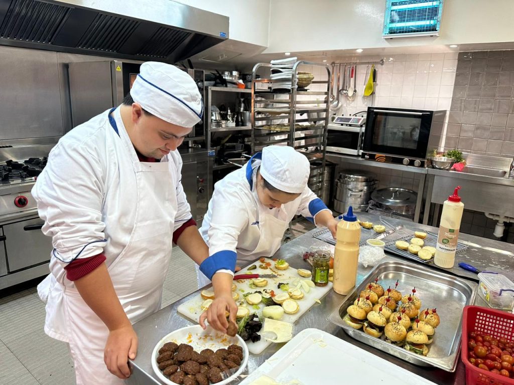 أول كشك تموين متنقل للأشخاص ذوي الثلث الصبغي لتعزيز ولوجهم إلى سوق الشغل