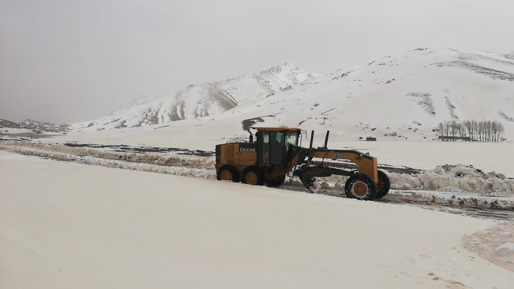 إعادة فتح المحاور الطرقية المغلقة بسبب الثلوج بإقليم الحوز ومبادرات تطوعية لمساعدة سكان المناطق الجبلية بمنطقة أوكايمدن