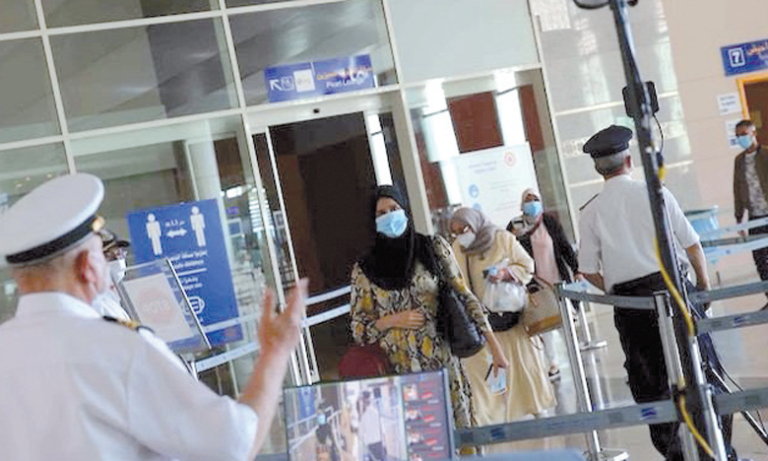 إغلاق الحدود في مواجهة موجة "أوميكرون " يقسم المواقف