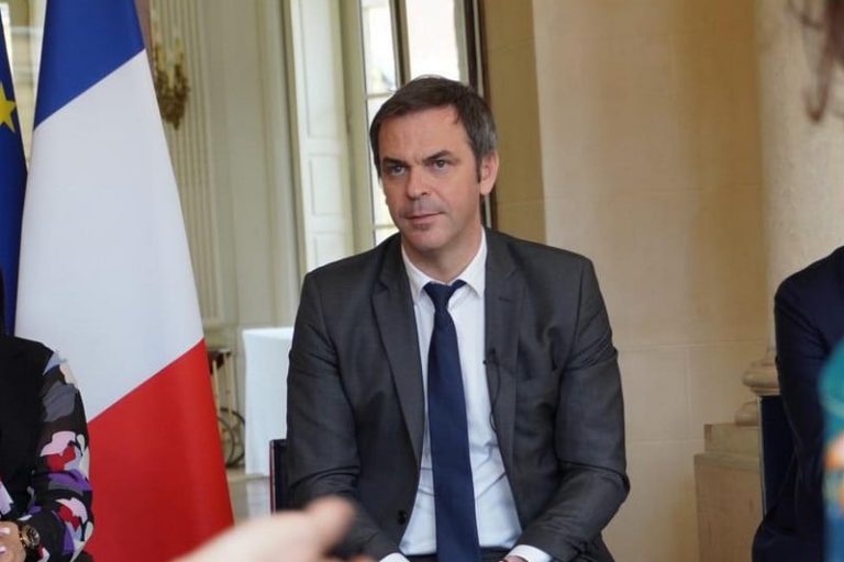 استقالة وزير فرنسي بعد إقرار قانون الهجرة