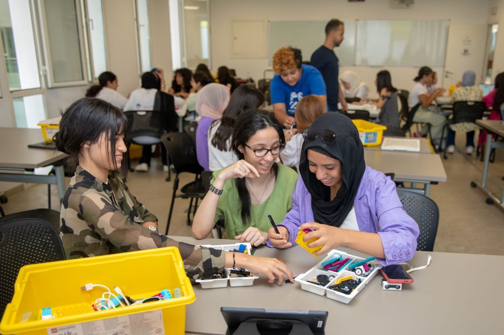 افتتاح التسجيل في برنامج "DigiGirlz" لدعم الفتيات في العلوم والتكنولوجيا والهندسة والرياضيات