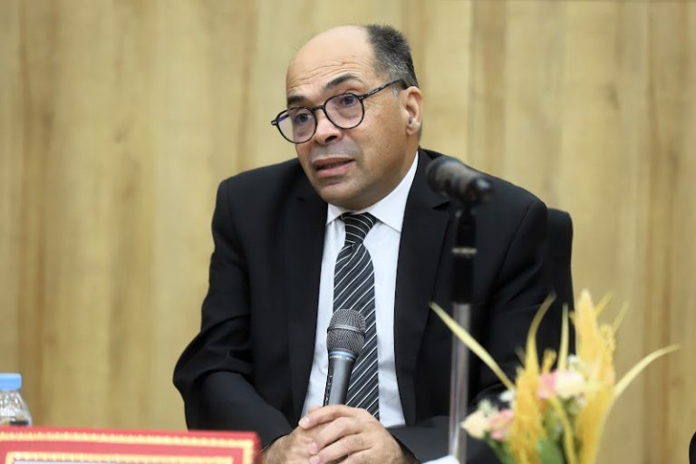 الأكاديمي إدريس لكريني يعتمر قبعة الأديب