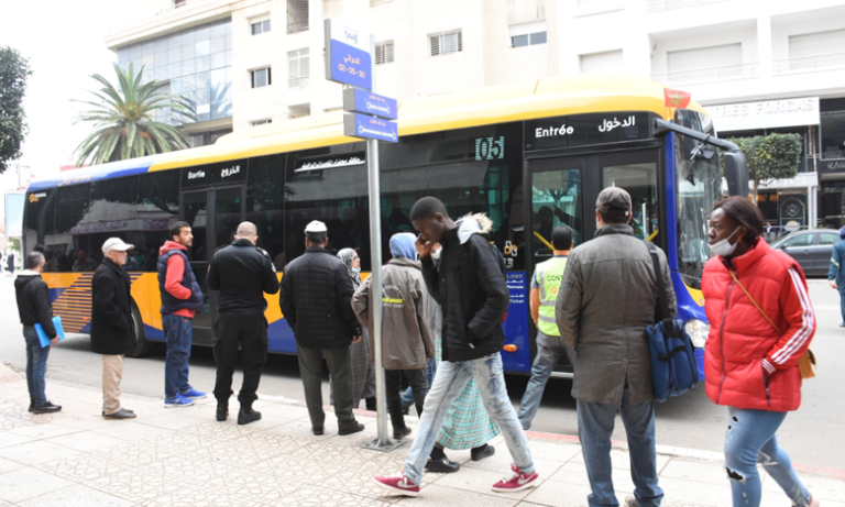 الارتباك والتخبط يصاحبان انطلاقة حافلات القنيطرة ومجلس المدينة يوضح الأسباب