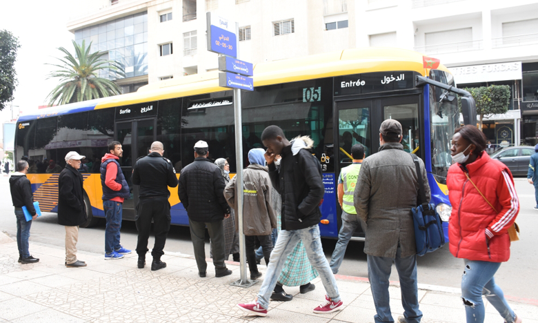 الارتباك والتخبط يصاحبان انطلاقة حافلات القنيطرة ومجلس المدينة يوضح الأسباب