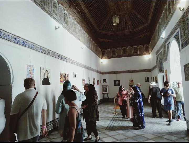 التشكيلية نجاة داوود تستعرض الثقافة الصحراوية في معرض فني بقصر الباهية