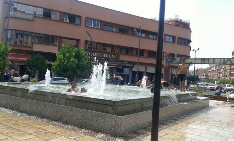 الحرارة تخرج المراكشيين إلى الفضاءات الخضراء وشباب يحولون النافورات إلى مسابح