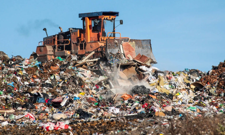 الحكومة تشدد الرقابة على النفايات السامة والمسرطنة