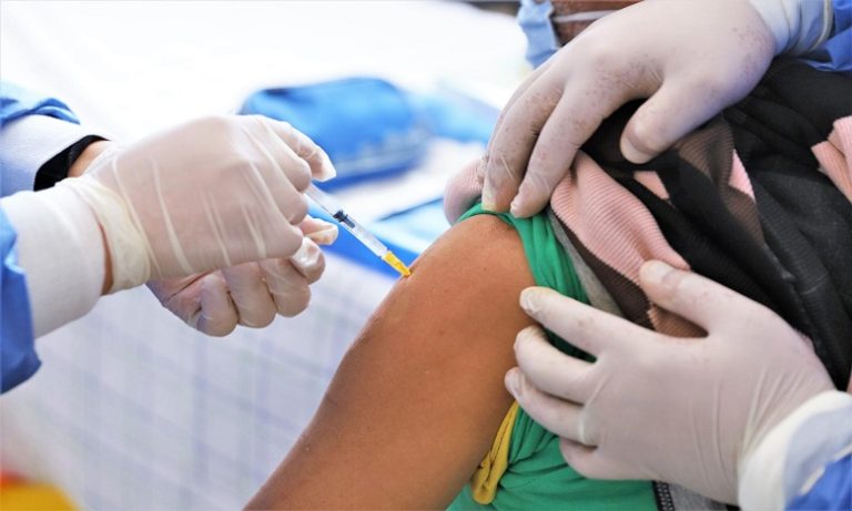 الدكتور سعيد عفيف يؤكد أنه تم تلقيح 107 آلاف شخص بالحقنة الأولى في يوم واحد