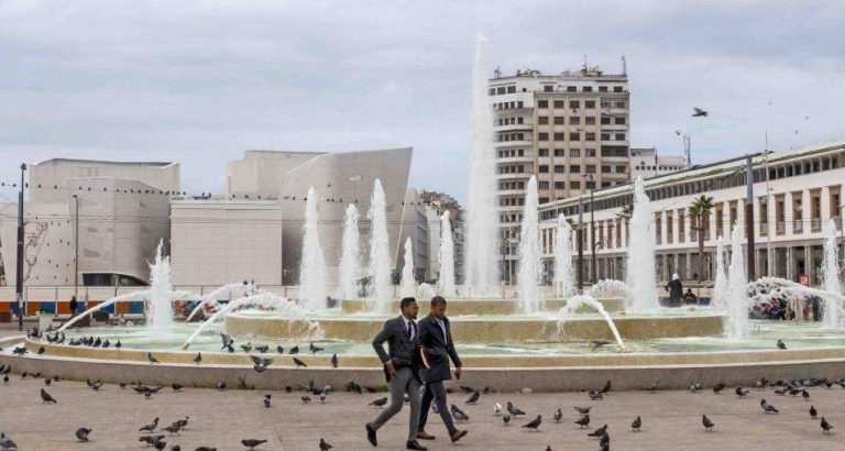 السلطات تحرر "ساحة الحمام" وسط الدارالبيضاء من الباعة المتجولين والمتسولين