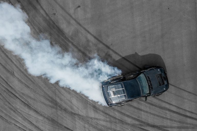 السياقة الاستعراضية .. تقديم 128 شخصا أمام العدالة وتوقيف 163 سيارة و168 دراجة نارية