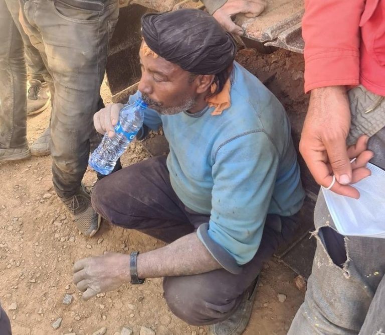 الطفل ريان مازال حيا وسيتم اخراجه من البئر حسب فرق الإنقاذ و"علي" الصحراوي تكلف بالحفر بالأيادي وصولا إلى الطفل