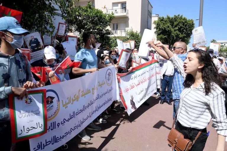 الطلبة العائدون من أوكرانيا وأولياء أمورهم ينقلون احتجاجهم أمام مقر البرلمان