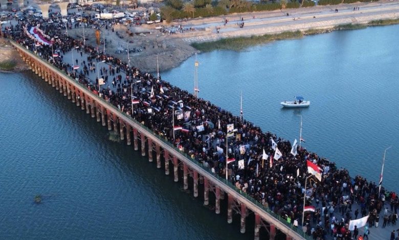 العراقيون يحيون يوم النصر الكبير ضد "داعش" العراقيون يحيون يوم النصر الكبير ضد "داعش"
