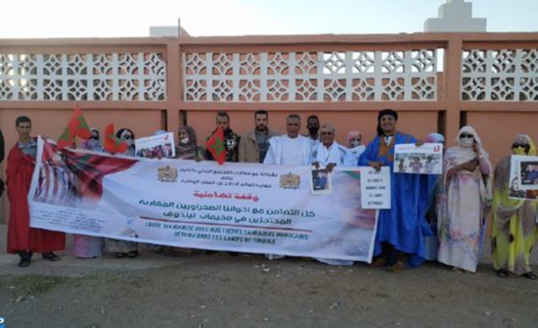 العلم الوطني يرفرف في تندوف وجدران المخيمات ترفع شعار «فك أسر المحتجزين وتمكينهم من العودة إلى وطنهم»