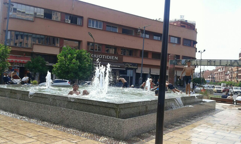 الفضاءات الخضراء شواطئ المراكشيين في ليالي الصيف الحارة والنافورات تتحول إلى مسابح عمومية