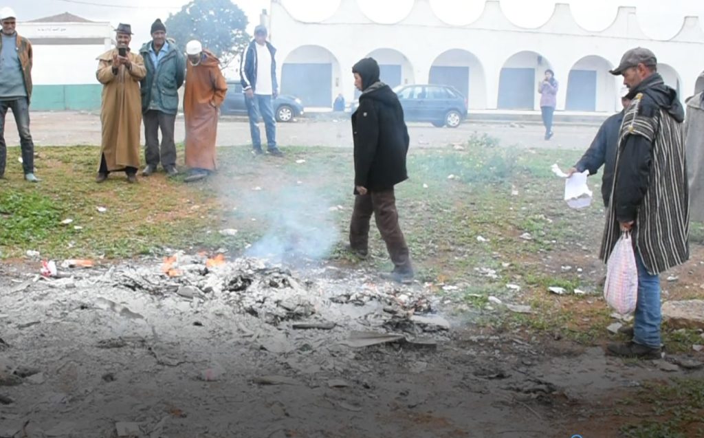 القنيطرة: سكان ولاد سلامة يشتكون "إحراق" مراسلاتهم البريدية