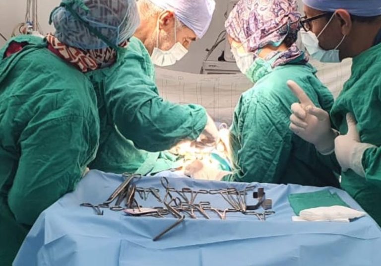 القنيطرة: نجاح عملية جراحية دقيقة بالعمود الفقري لشاب بمستشفى الإدريسي