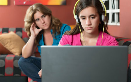 المراهقون وحياة المشاهير على "السوشل ميديا" .. وهم يطارد أحلامهم واختصاصي يحذر من العواقب النفسية
