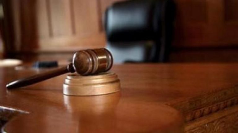 المفوضون القضائيون يحملون الشارات الحمراء ويخوضون اضرابا وطنيا