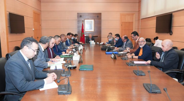 النقابات التعليمية الخمس تؤكد اختيارية التلقيح وترفض قرار "الأجر مقابل التلقيح"