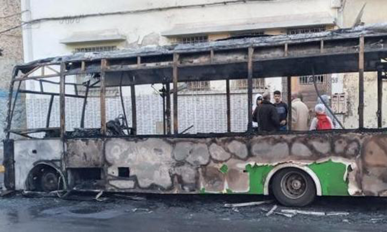 النيران تلتهم حافلة للنقل الحضري بالجديدة ومطالب بتجويد خدمة القطاع
