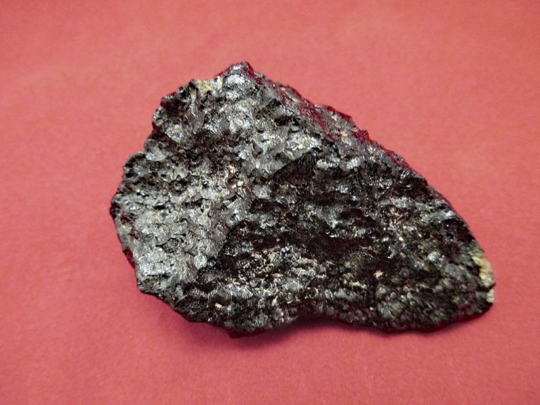 النيزك المريخي " تيسينت" الذي سقط بالمغرب يكشف عن تنوع غير مسبوق في المركبات العضوية