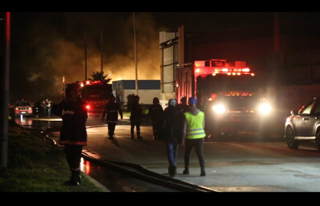 اندلاع حريق بمستودع بالمنطقة اللوجستيكية الأطلسية عين السبع دون خسائر بشرية