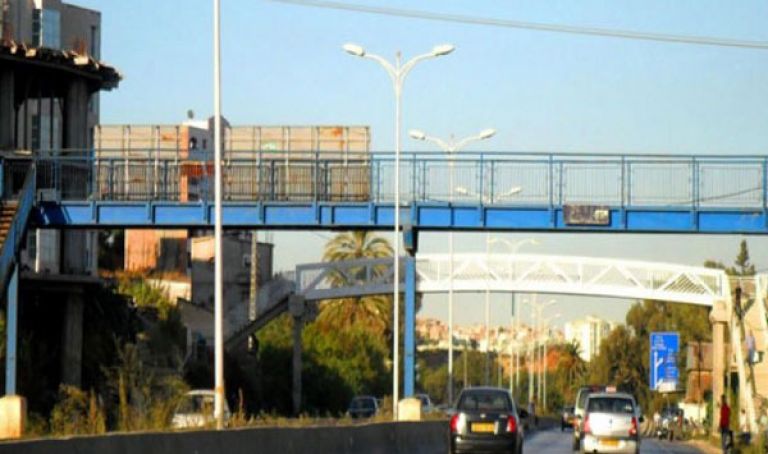 انطلاق أشغال تفكيك جسر الراجلين المتواجد بين النقطة PK3 الكيلوميترية للطريق السيار الدار البيضاء-برشيد