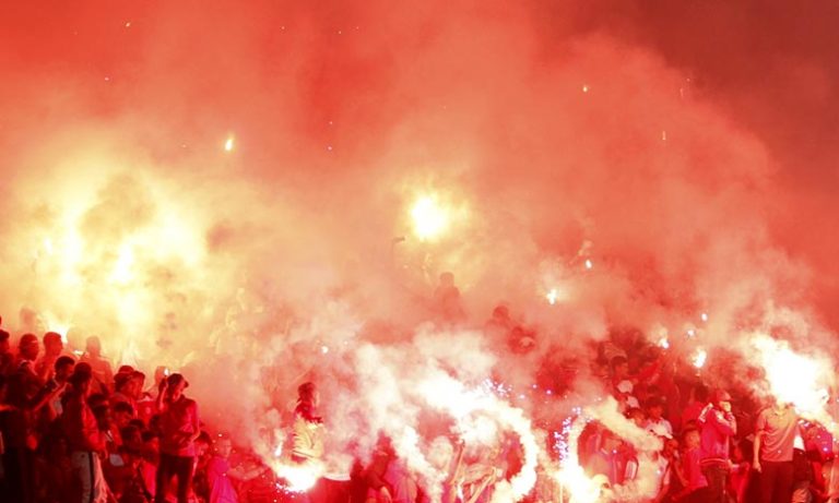 انفجار يفضح قيام مشجعين بتحضير مفرقعات وشهب لاستخدامها في الشغب الرياضي