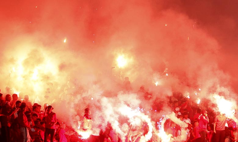 انفجار يفضح قيام مشجعين بتحضير مفرقعات وشهب لاستخدامها في الشغب الرياضي