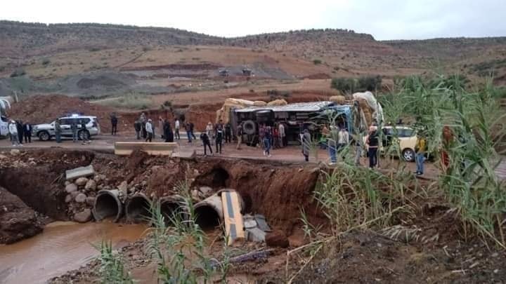 انقلاب شاحنة يتسبب في انهيار قنطرة وقطع الطريق بين مراكش وورزازات