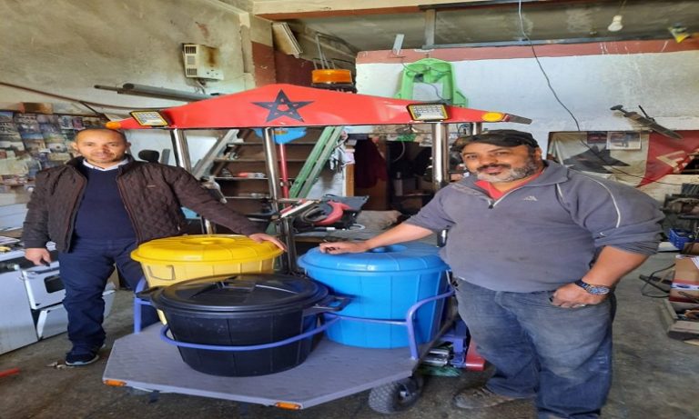 باحث في الطاقات المتجددة يبتكر عربة بالطاقة الشمسية لتنظيف الشارع