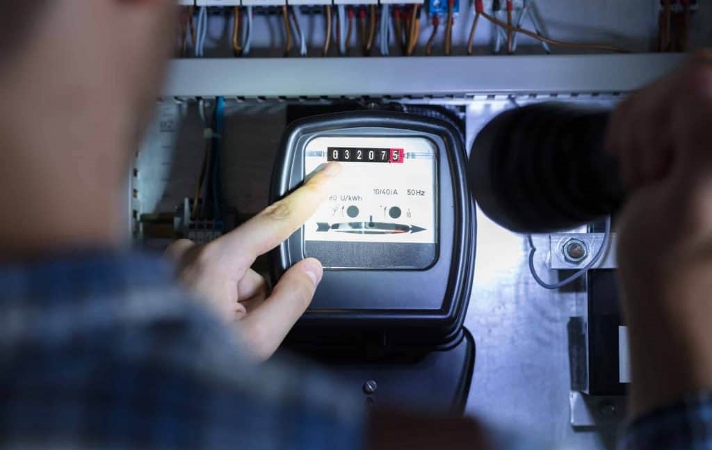 بايتاس: الحكومة لن تتجه للزيادة في أسعار الكهرباء