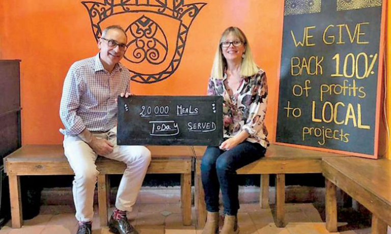 بريطانيان ينخرطان في مبادرة خيرية لتوزيع وجبات على المعوزين والمحتاجين بالمدينة العتيقة لمراكش