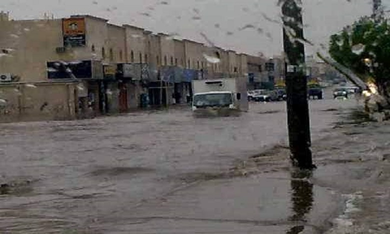 بلغت 100 ملم: أمطار غزيرة تغرق أحياء ومنازل تطوان وتجرف السيارات وتلحق خسائر مادية بالممتلكات
