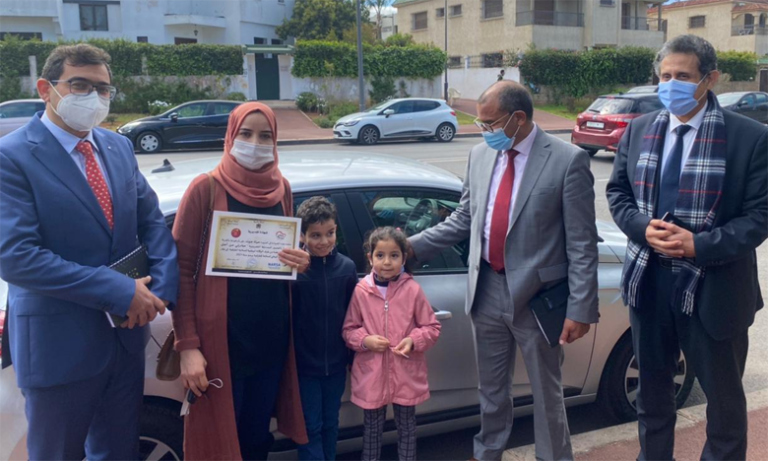 تتويج الفائزة بالقرعة الكبرى للجمهور المشارك في المسابقة الوطنية للسلامة الطرقية "مبادرتي من أجل الحياة"