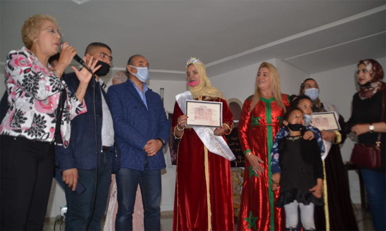 تتويج هند المخنتر ملكة للأنامل الذهبية من طرف جمعية أنوار لتنمية المرأة القروية