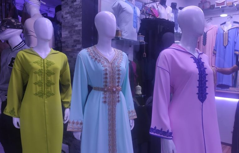 تجار الملابس التقليدية يتنفسون الصعداء بعد انتعاش البيع قبيل عيد الفطر