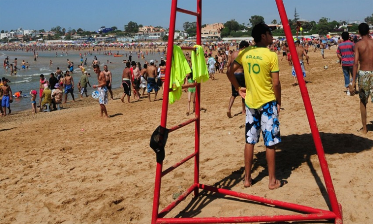 تحديد 17 شاطئا محروسا للسباحة..والي طنجة تطوان الحسيمة يزف بشرى سارة إلى سكان الجهة بخصوص موسم الاصطياف