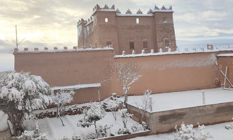 تساقطات ثلجية نادرة تكسو مرتفعات جبال درعة تافيلالت والأمطار تنعش أمال الفلاحين