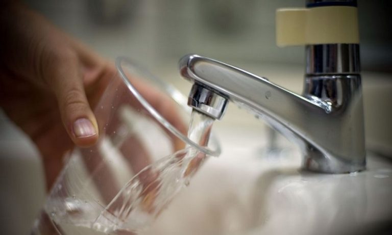 تغير مذاق الماء بفاس.. مندوبية الصحة تأخذ عينات لتحليلها وبرلمانيون يدخلون على الخط