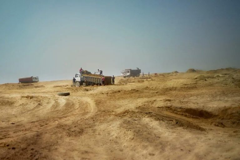 تقرير رسمي: نهب مقالع الرمال المغربية يفوت على الدولة 166 مليون درهم
