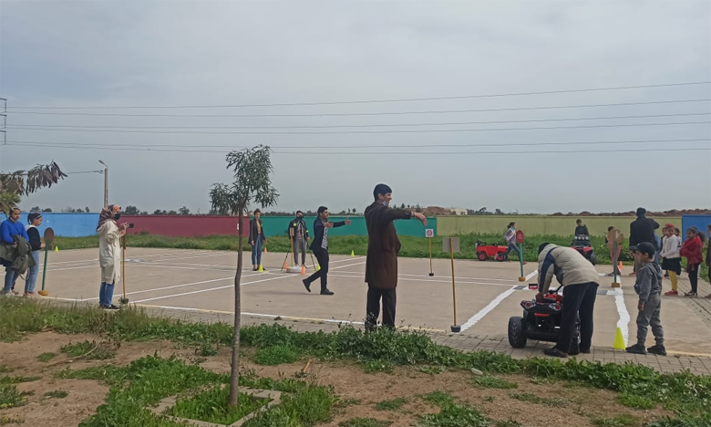 تلاميذ مدرسة أحمد بوكماخ يستفيدون من حملة تحسيسية حول السلامة الطرقية في مديونة