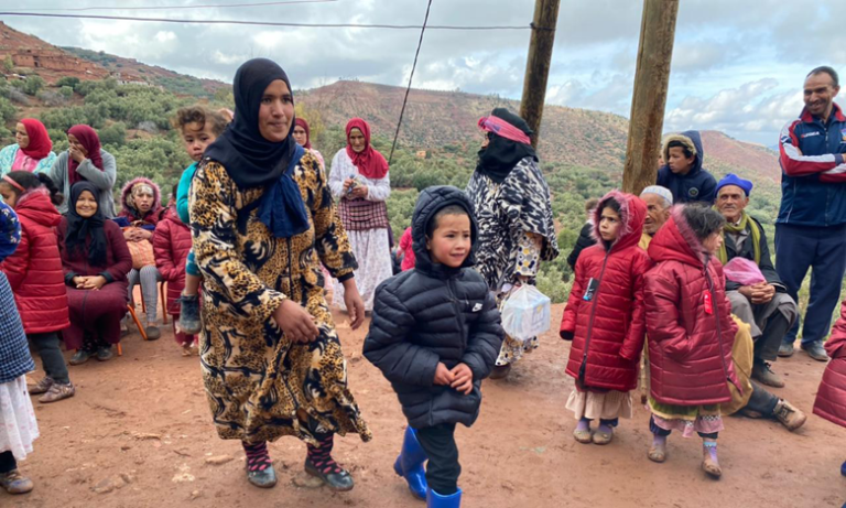 توزيع ملابس شتوية تدخل الفرحة والابتسامة على قلوب تلاميذ وتلميذات جماعة تمكرت بإقليم الحوز