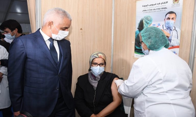 توسيع الفئة المستهدفة بالتلقيح ضد "كوفيد-19" لتشمل المواطنين البالغين ما بين 50 و55 سنة