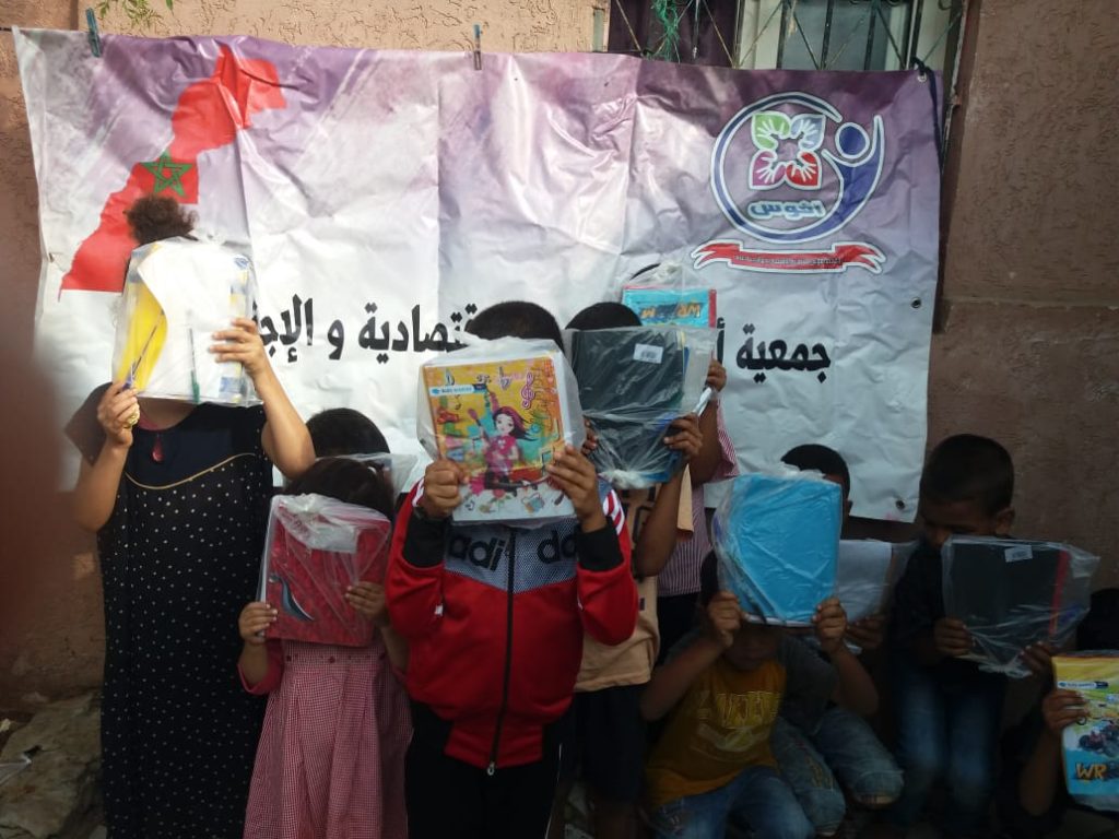 جمعية "أفوس" توزع حقائب مدرسية على تلاميذ بإقليم النواصر