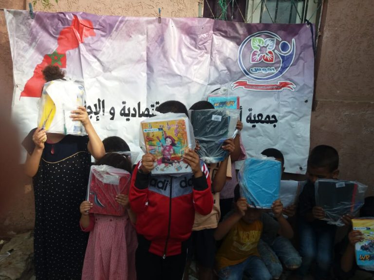 جمعية "أفوس" توزع حقائب مدرسية على تلاميذ بإقليم النواصر