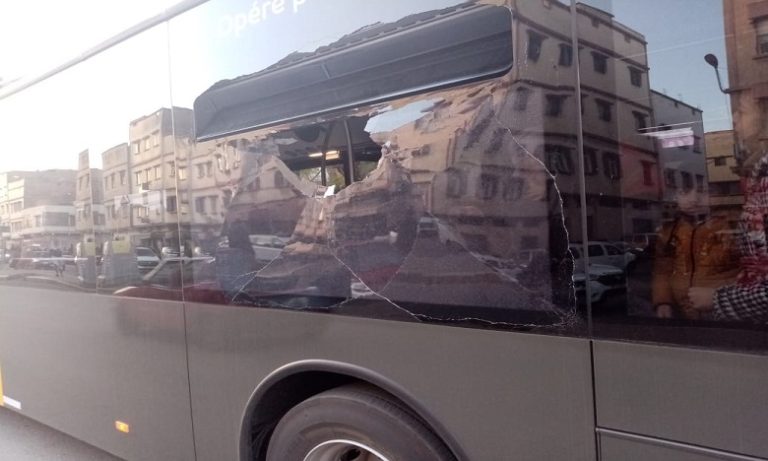 حافلة جديدة للنقل الحضري بالدارالبيضاء تتعرض للتخريب في أول يوم تجريبي (صور)