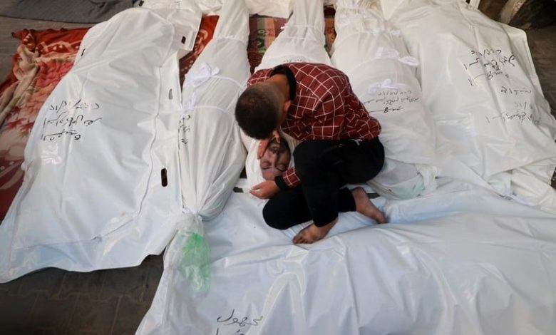 حصيلة القتلى ترتفع في غزة: 18412 شخصا حصيلة القتلى ترتفع في غزة: 18412 شخصا