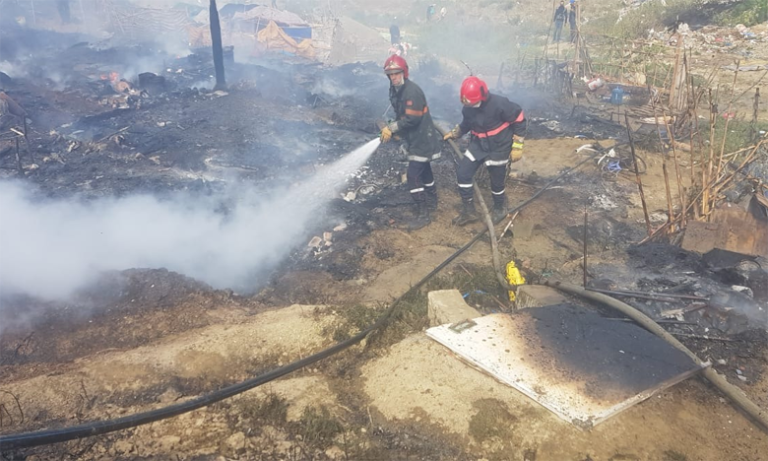 رجال الإطفاء يخمدون حريقا التهم 50 كوخا بطنجة